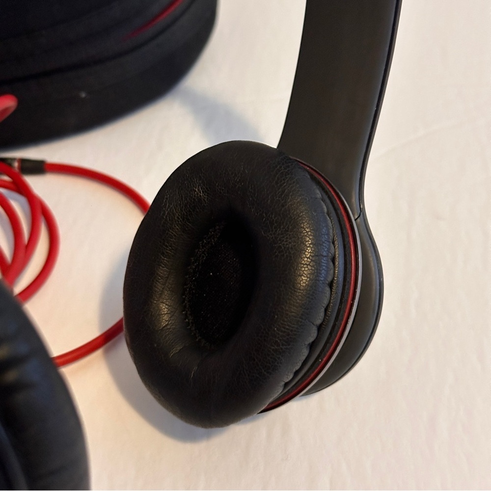 Beats by Dre Solo HD Wired Over-Ear Headphones Black Red Preowned - Picture 3 of 8